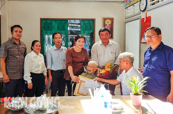 Trao Huy hiệu 60 năm tuổi Đảng cho đồng chí Nguyễn Thị Hẻo 